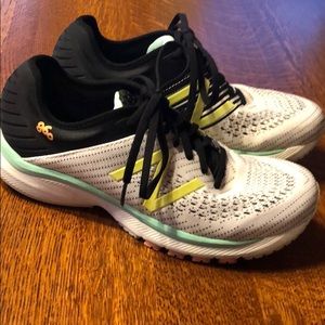 NWOT New Balance 860 Running Shoes